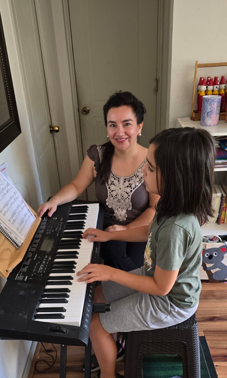 Baltasar, alumno de Piano a TOPE, tocando el piano